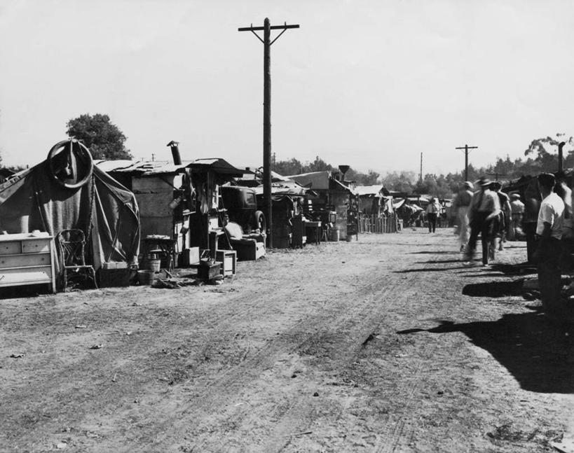 成年人,人群,横图,黑白,室外,白天,聚会,街道,路,美国,阴影,沮丧,房屋,城镇,聚餐,北,古典,杆,历史,天空,摄影,肮脏,奋斗,北美,住房,贫穷,事件,美国文化,邋遢,龌龊,污秽,失业,男人,美国人,步行,社会问题,过去,大萧条