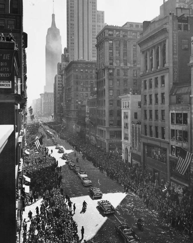 竖图,俯视,黑白,室外,白天,骄傲,成功,城市,建筑,路,汽车,纽约,美国,一排,庆祝,整齐,军事,古典,车,排列,天空,交通工具,运输,美国国旗,摄影,纪念,留念,北美,队列,载具,游行,怀念,群众,荣誉,将军,美国文化,军事阅兵,爱国主义,纽约州,高角度拍摄