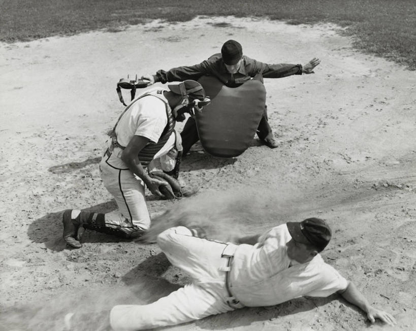 西方人,成年人,三个人,人群,同事,运动员,棒球运动员,运动场,举,横图,俯视,室外,白天,成功,运动,合作,团队,集体,信心,竞争,棒球,欧洲,欧洲人,裁判,垒,伸展,弯腰,滑,棒球场,棒球帽,棒球手套,球场,竞技运动,接球手,俯身,场地,队伍,手势,托,鸭舌帽,决定,力量,伸手,人体,角度,摄影,护胸,领导,住房,成就,棒球服,决心,合伙,领袖,得分,技能,男人,年轻男性,白种人,年轻人,手臂,体育运动员,运动选手,跪着,举起,举手,举着,向上举,向上伸,向上托,张开手臂,彩图,高角度拍摄,本垒,打手势