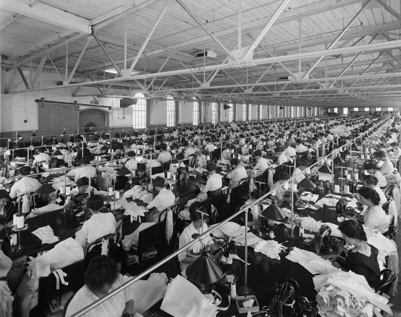 横图,黑白,室内,纺织品,许多人,缝纫机,一群人,职业,工业,摄影,制造,纺织厂,合伙,官位,官职,职位,纺织工业