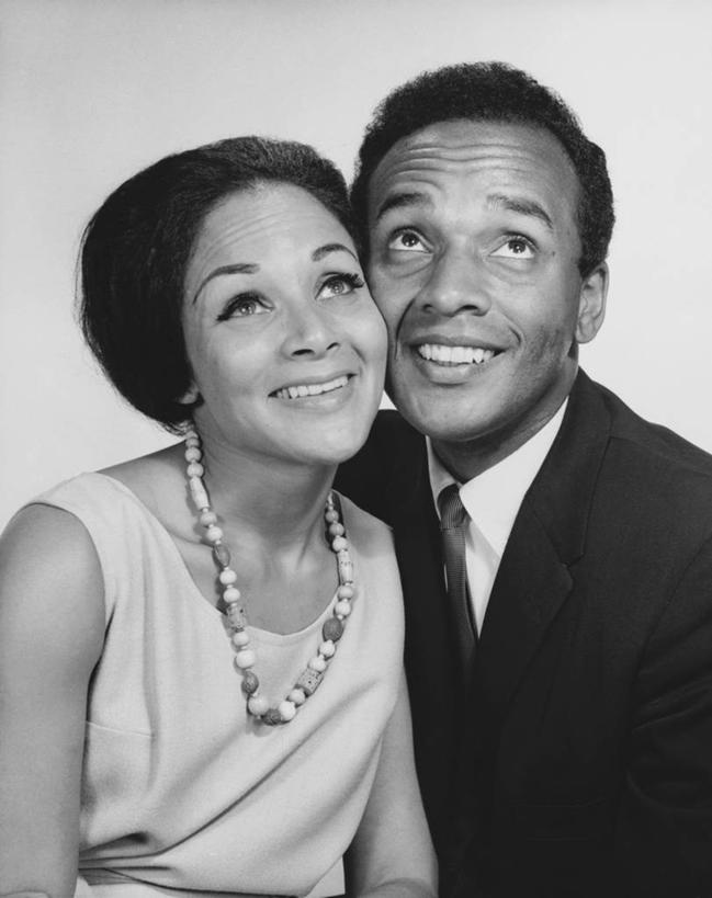 成年人,前额,两个人,微笑,竖图,黑白,室内,幸福,项链,套装,正装,珠子,相视,向上看,面对面,摄影,对视,互视,相对,相看,挫败,男人,年轻男性,年轻女性,女人,非洲人,年轻人,半身,爱