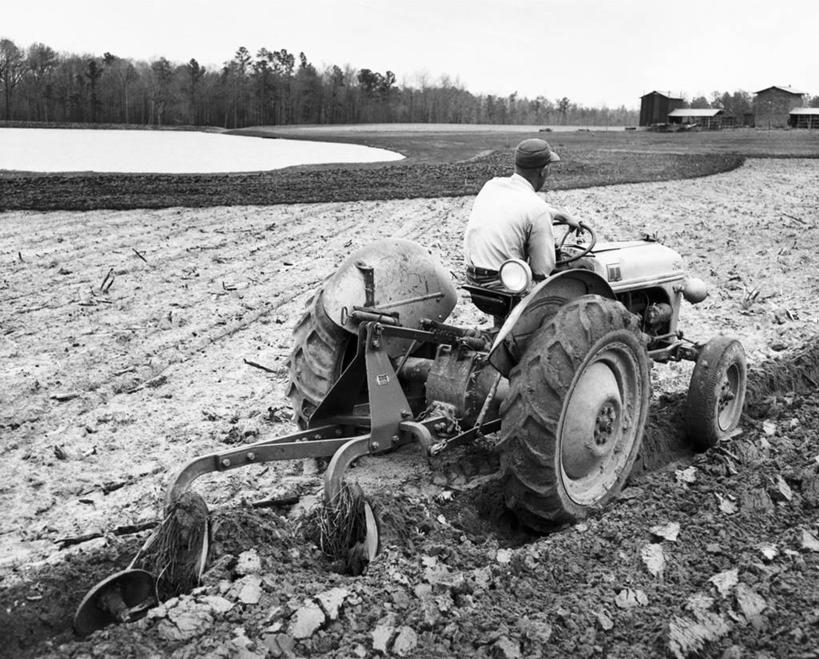 一个人,农民,农场,坐,横图,黑白,室外,白天,农业,机器,美景,水,汽车,准备,朦胧,模糊,池塘,景观,田地,车,树,背面,天空,自然,交通工具,职业,机械,鸭舌帽,景色,摄影,自然风光,载具,拖拉机,驾车,农具,耕具,半身,耕地,农业机械