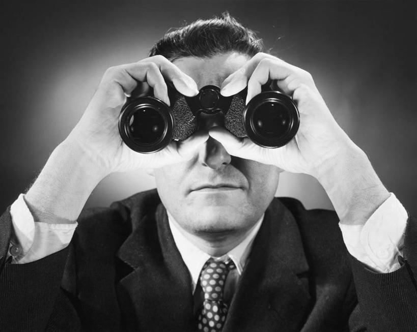 西方人,成年人,中年人,老年人,脸,头,脸颊,肩,关节,一个人,横图,黑白,室内,特写,衬衫,欧洲,欧洲人,仅一个男性,套装,正装,检查,领带,注视,肩膀,观察,看,职业,人体,摄影,观看,察看,关注,监视,双筒望远镜,侦探,老年男性,男人,中年男性,白种人,头部,脸部,脸蛋,面部,窥视,好奇心