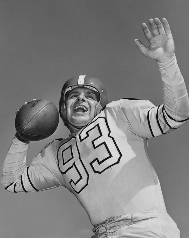 西方人,成年人,一个人,竖图,黑白,室外,白天,仰视,运动服,运动,竞争,橄榄球,欧洲,欧洲人,仅一个男性,仅一个人,准备,服装,标志,数字,文字,字符,竞技运动,古典,大喊,标识,仅一个年轻男性,衣服,活力,摄影,阿拉伯数字,服饰,活动,动作,衣着,穿着,决心,努力,橄榄球运动员,美国文化,橄榄球头盔,衣饰,美式足球,男人,男性,年轻男性,白种人,年轻人,扔,半身,低角度拍摄,运动装