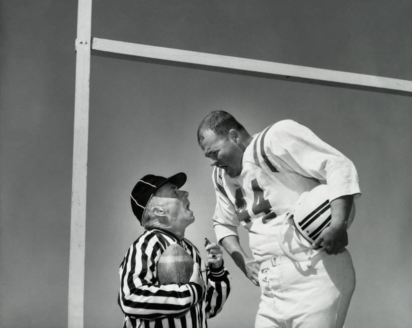 西方人,成年人,中年人,老年人,两个人,横图,室外,白天,运动服,运动,竞争,橄榄球,欧洲,欧洲人,裁判,弯腰,服装,冲突,棒球帽,标志,数字,文字,字符,竞技运动,标识,衣服,面对面,鸭舌帽,人体,摄影,阿拉伯数字,服饰,衣着,穿着,棒球服,橄榄球运动员,进攻,衣饰,美式足球,老年男性,男人,年轻男性,中年男性,白种人,美国人,年轻人,说话,争论,半身,彩图,运动装