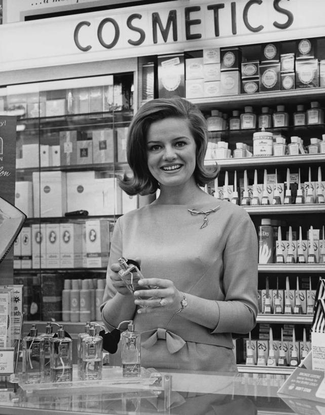 西方人,成年人,头发,一个人,商店,微笑,竖图,黑白,室内,商务,快乐,幸福,欧洲,欧洲人,仅一个年轻女性,仅一个女性,仅一个人,喷,架子,瓶子,香水,香水瓶,零售,摄影,生活方式,水平仪,化妆用品,销售,肖像,贩卖,年轻女性,女人,女性,白种人,年轻人,半身