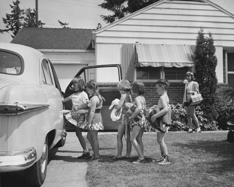 西方人,儿童,成年人,人群,横图,黑白,室外,白天,纯洁,草坪,门,汽车,欧洲,欧洲人,一排,阴影,整齐,房屋,庭院,车,草,排列,小孩,天空,车门,门框,交通工具,打开,可爱,童年,童趣,运输,摄影,住房,开启,队列,运送,载具,进入,上车,童真,烂漫,无邪,遮阳篷,天真,男孩,年轻女性,女孩,白种人,孩子,年轻人,长发