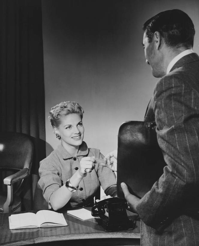 西方人,成年人,中年人,老年人,两个人,商务人士,商务男性,商务女性,办公室,坐,微笑,竖图,黑白,室内,衬衫,商务,幸福,名片,椅子,欧洲,欧洲人,套装,包,古典,图像,书桌,交换,面对面,摄影,协助,办公椅,企业,公司,运送,商务装,工薪阶层,老年女性,男人,年轻女性,女人,中年男性,白种人,年轻人,白领,上班族,书,座机,说话,半身,衬衣,给予