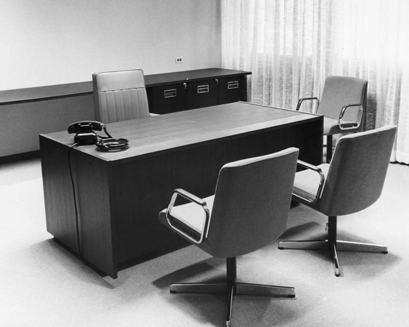 无人,办公室,横图,俯视,黑白,室内,商务,通讯,技术,窗帘,地板,家具,静物,椅子,图像,书桌,排列,角度,摄影,生活方式,烟灰缸,办公椅,企业,公司,电话机,座机,高角度拍摄