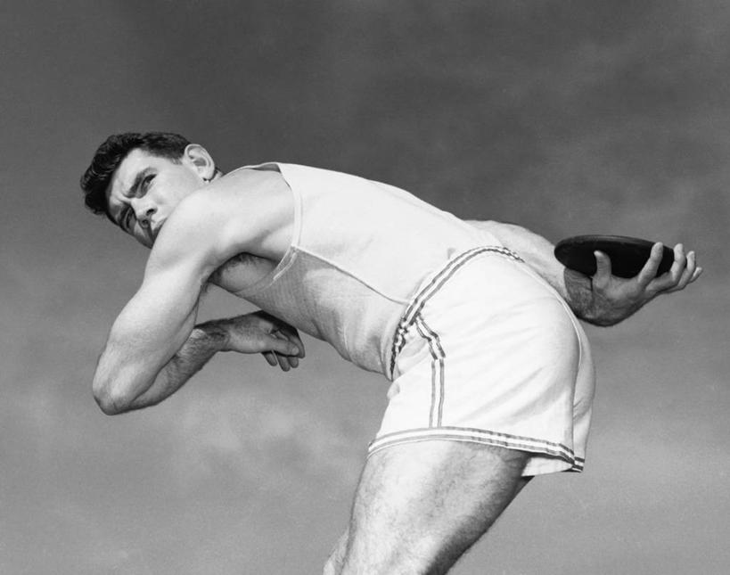 西方人,成年人,一个人,运动员,横图,黑白,室外,白天,运动服,锻炼,快乐,比赛,运动,竞争,欧洲,欧洲人,仅一个男性,仅一个人,弯腰,短裤,竞技运动,娱乐,仅一个年轻男性,天空,休闲,力量,摄影,体育运动,决心,努力,田径运动员,体育,铁饼,男人,男性,年轻男性,白种人,年轻人,扔,健身