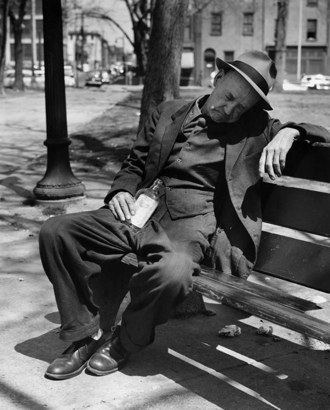 西方人,成年人,老年人,一个人,坐,竖图,黑白,室外,白天,寂寞,帽子,椅子,欧洲,欧洲人,仅一个男性,仅一个人,正装,长椅,杆,酒瓶,树,瓶子,仅一个老年男性,酗酒,摄影,国家公园,贫穷,上瘾,老年男性,男人,男性,白种人,闭着眼睛,社会问题