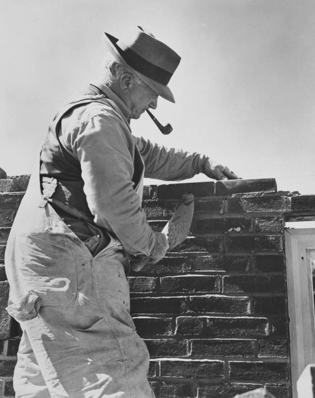 西方人,成年人,老年人,一个人,建筑工人,吸烟,竖图,黑白,室外,白天,工作服,衬衫,建筑业,帽子,欧洲,欧洲人,仅一个男性,仅一个人,准备,裤子,砖,墙,注视,休闲装,砖墙,水泥,工人,建筑工地,观察,看,仅一个老年男性,职业,背带裤,工业,摄影,烟斗,观看,察看,关注,贡献,技能,饭单裤,工装裤,老年男性,男人,男性,白种人,员工,建筑工,匠人,劳动者,体力工,泥瓦匠,社会问题,盖瓦,砌砖