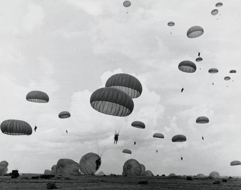 人群,横图,黑白,室外,白天,仰视,风,降落伞,美国,士兵,军事,云,许多人,北,着陆,天空,一群人,战争,运输,角度,摄影,空军,巨大,庞大,保护,登陆,权威,飞行器,北美,北美洲,要塞,载具,下降,美洲,降落,分割,军队,军训,北卡罗来纳州,北亚美利加洲,亚美利加洲,勇气,北卡罗来纳,焦油脚根之州,黑油鞋根之州,老北州,宏大,硕大,伟大,航空工具,减速器,伞兵,低角度拍摄,布拉格堡,美利坚合众国,美国军事