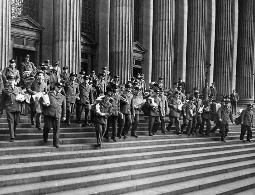 西方人,成年人,人群,邮递员,邮局,横图,黑白,室外,白天,制服,通讯,楼梯,建筑,欧洲,纽约,美国,欧洲人,朦胧,模糊,包,邮件,柱子,许多人,古典,台阶,一群人,服务,摄影,离开,组织,北美,运送,美国文化,纽约州,下移,柱廊,白种人,邮差,邮局工作人员,邮局职工,邮务员,邮政人员,邮政事务员,步行,苦差事