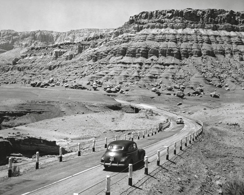 无人,横图,俯视,黑白,室外,白天,山,城市,路,公路,汽车,美国,加拿大,篱笆,陆地,高处,分界线,北,古典,车,背面,风景,天空,自然,交通工具,运输,角度,摄影,亚利桑那,北美,北美洲,载具,美洲,老爷车,分割,前锋,佛蒙特州,佛蒙特,绿岭之州,首府,新罕布什尔州,北亚美利加洲,亚美利加洲,新罕布什尔,新罕布夏州,花岗岩州,花冈岩之州,滑雪之州,魁北克省,康科德,康都特,康考特,岩石,高角度拍摄,89号州际公路,美利坚合众国