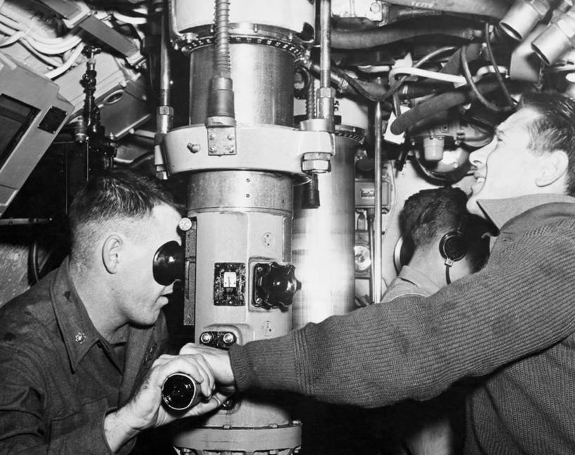 西方人,成年人,脸,头,脸颊,一个人,三个人,人群,横图,黑白,室内,船,欧洲,欧洲人,仅一个男性,仅一个人,士兵,检查,军事,金属,注视,肩膀,仅一个年轻男性,观察,看,摄影,观看,察看,关注,军服,潜望镜,潜水艇,男人,男性,年轻男性,白种人,年轻人,头部,脸部,脸蛋,面部,半身,好奇心