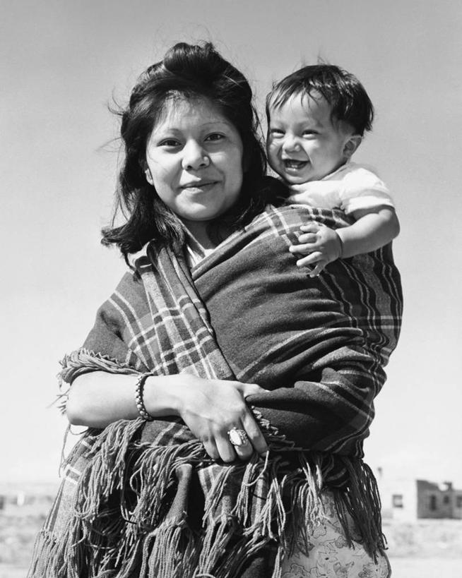 婴儿,儿童,成年人,中年人,老年人,两个人,家庭,母亲,儿子,双手交叉,微笑,竖图,黑白,室外,白天,幸福,纯洁,美国,连接,毯子,古典,小孩,温暖,温馨,一家人,可爱,摄影,活泼,和睦,亚利桑那,北美,双手抱胸,关爱,运送,宝宝,肖像,印第安人,纯真,烂漫,无邪,科科尼诺县,万里无云,伶俐,天真,老年女性,中年女性,孩子,半身,传统服装,融洽,婴儿背带,传统文化,霍皮族