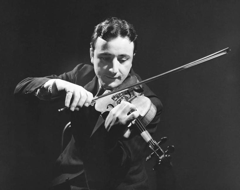 西方人,成年人,中年人,老年人,一个人,音乐家,横图,黑白,室内,欧洲,欧洲人,仅一个男性,表演,正装,乐器,弦乐器,小提琴,音乐,注视,表演者,扮演,观察,看,摄影,观看,察看,演出,专心,关注,音乐人,技能,老年男性,中年男性,白种人,乐师,演奏家,音乐工作者,半身