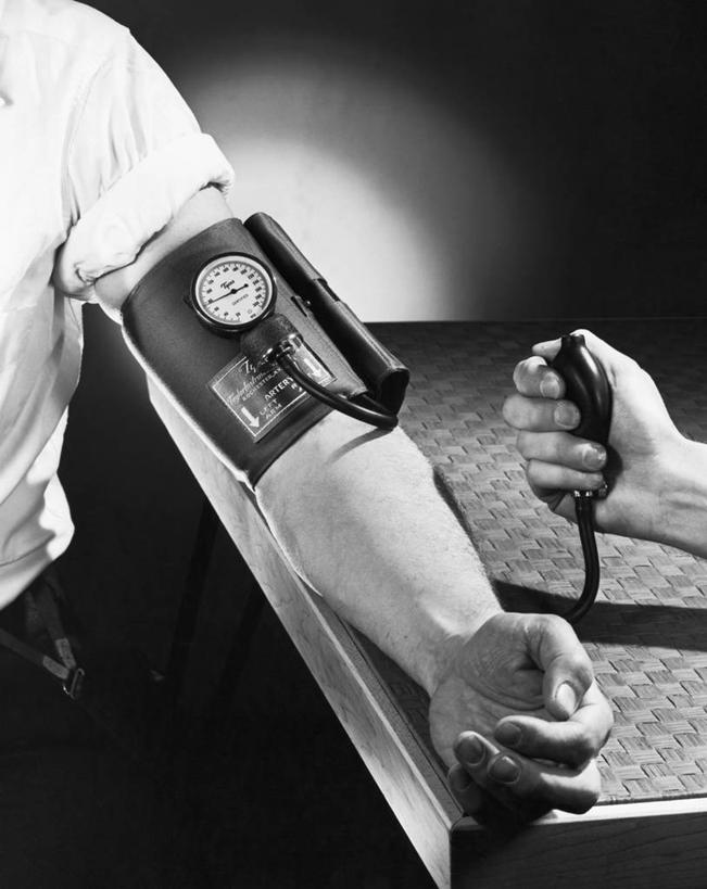 手,两个人,医生,病人,坐,竖图,黑白,室内,检查,测量,人体,摄影,测量工具,血压计,准确,医疗器械,医疗工具,手臂