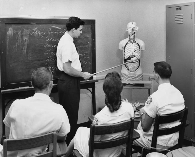 点心,奶酪,西方人,成年人,中年人,老年人,四个人,人群,学生,医生,坐,横图,室内,制服,椅子,欧洲,欧洲人,指,研究,科学,干酪,起司,食品,芝士,教育,营养,指点,休闲装,食物,背面,模型,黑板,零食,教,教室,乳酪,服务,人体,摄影,指导,乳制品,解剖,知识,指向,解释,发酵,人体结构,波音达猎犬,技能,老年男性,男人,女人,白种人,半身,彩图,奶酪棒,芝士棒,剖解