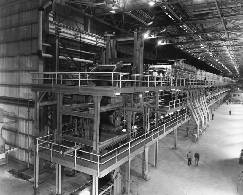 两个人,工厂,栏杆,横图,黑白,室内,美国,朦胧,模糊,钢铁,金属,工业,摄影,制造,北美,伊利诺斯州,步行,钢厂,工业机械