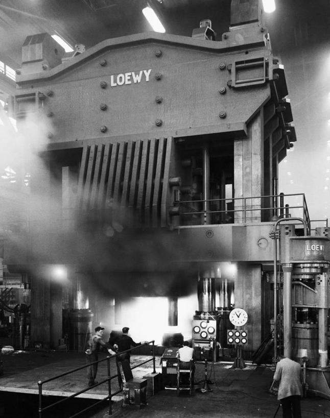 成年人,四个人,人群,铁匠,工厂,商店,栏杆,推,竖图,黑白,室内,美国,朦胧,模糊,金属,热,商铺,工人,背面,职业,烟,工业,排放,摄影,北美,合伙,熔化,宾夕法尼亚,市肆,商号,伯利恒,危险,锻工,员工,店铺,匠人,劳动者,体力工,塑造,钢厂