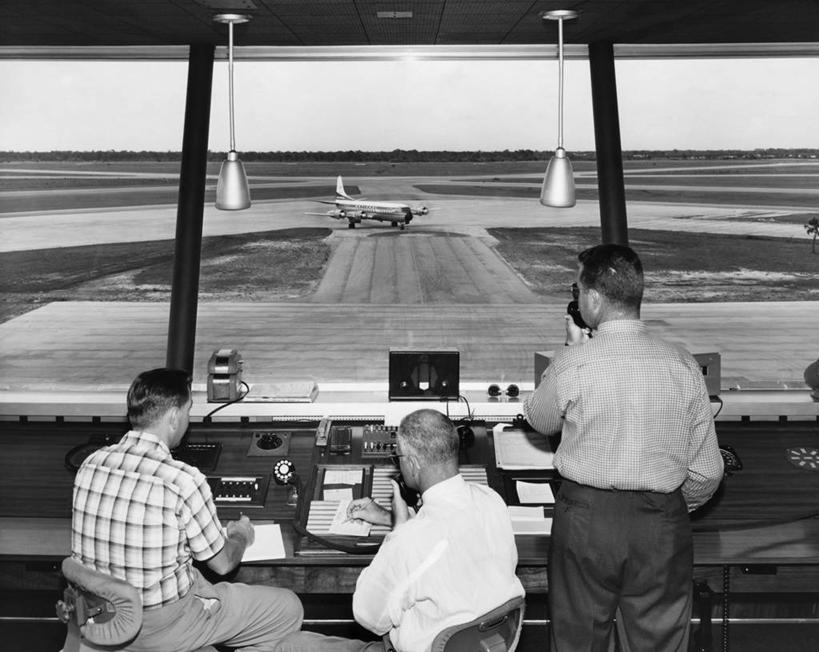 成年人,三个人,人群,机场,坐,横图,黑白,室内,白天,衬衫,通讯,飞机,椅子,美国,注视,背面,天空,观察,看,职业,运输,摄影,电灯,观看,控制,飞行器,察看,关注,合伙,技能,萨拉索塔,技术员,飞机跑道