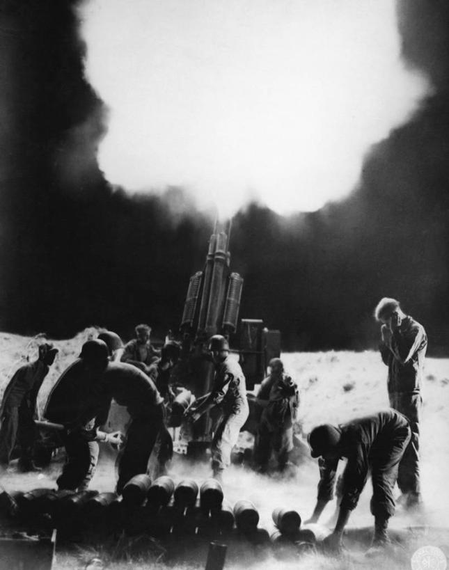 人群,坐,竖图,黑白,室外,夜晚,风险,采摘,技术,射击,炸弹,火,所罗门群岛,士兵,朦胧,模糊,军事,头盔,岛,许多人,拿着,背面,一群人,炮,武器,烟,战争,摄影,巨大,庞大,保护,暴力,打斗,大洋洲,毁灭,进攻,导弹,轰炸,军队,榴弹炮,勇气,英雄,宏大,硕大,伟大,所罗门,危险,美国军事