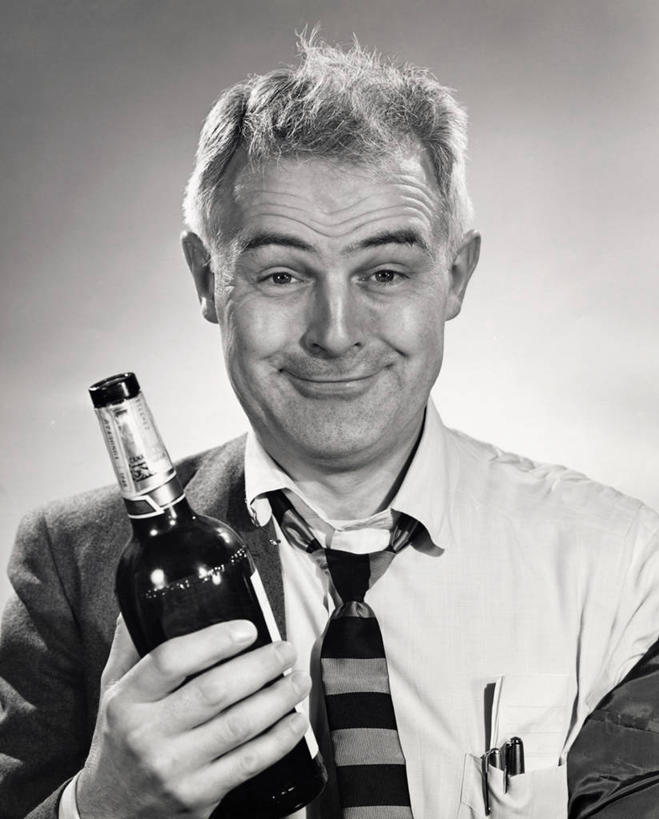 西方人,成年人,老年人,脸,头,脸颊,前额,眉毛,肩,关节,一个人,微笑,竖图,黑白,室内,特写,衬衫,欧洲,欧洲人,仅一个男性,仅一个人,正装,食品,领带,酒类,饮食,肩膀,水笔,酒,饮料,瓶子,手势,做,仅一个老年男性,酗酒,人体,摄影,生活方式,肖像,老年男性,男人,男性,白种人,头部,脸部,脸蛋,面部,打手势,社会问题,假笑