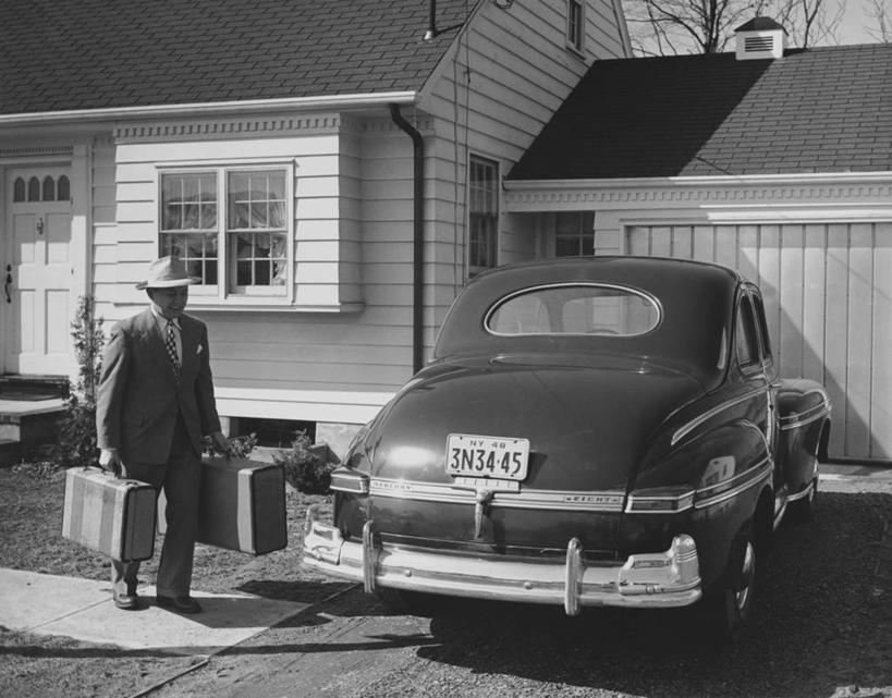 西方人,成年人,中年人,老年人,一个人,商务人士,商务男性,横图,黑白,室外,白天,衬衫,商务,旅途,车库,窗户,建筑,汽车,帽子,手提箱,欧洲,欧洲人,仅一个男性,仅一个人,仅一个中年男性,准备,阴影,套装,数字,房屋,车道,车,行李,交通工具,运输,摄影,生活方式,停止,住房,运送,载具,商务装,暂停,装货,工薪阶层,停滞,牌照,老年男性,男人,男性,中年男性,白种人,白领,上班族,衬衣,旅行,商务旅行,家用车