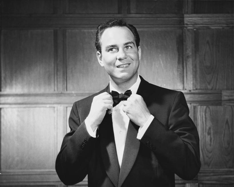 西方人,成年人,中年人,老年人,一个人,微笑,横图,黑白,室内,特写,幸福,欧洲,欧洲人,仅一个男性,准备,套装,服装,正装,领结,摄影,严肃,高雅,神圣,调整,燕尾服,认真,老年男性,中年男性,白种人,半身,礼服