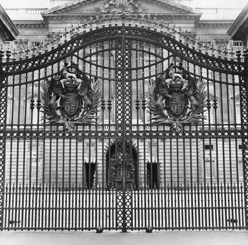 无人,宫殿,横图,黑白,室外,白天,安全,建筑,英国,欧洲,关闭,大门,首都,古典,历史,英格兰,白金汉宫,摄影,保护,封闭,英国文化,皇室,过去
