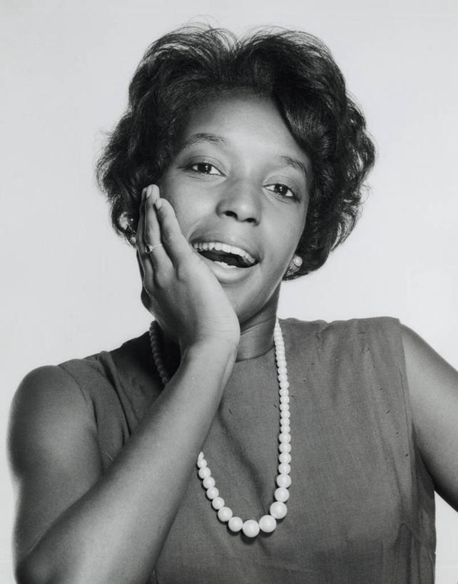 成年人,脸,头,嘴,脸颊,手,肩,关节,一个人,竖图,室内,特写,项链,仅一个年轻女性,仅一个女性,仅一个人,休闲装,肩膀,打开,张嘴,人体,摄影,惊奇,疑惑,开启,肖像,张大嘴巴,质疑,猜忌,猜疑,震惊,年轻女性,女人,女性,非洲人,年轻人,头部,口,口腔,脸部,脸蛋,面部,嘴巴,嘴唇,张开嘴,彩图,疑心,怀疑