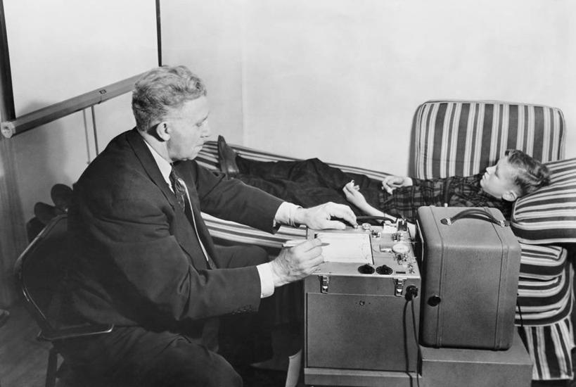 西方人,儿童,成年人,中年人,老年人,两个人,医生,病人,坐,躺,横图,黑白,室内,衬衫,纯洁,技术,床,欧洲,美国,欧洲人,写,套装,正装,领带,竖笛,北,设备,水笔,物品,小孩,枕头,可爱,童年,童趣,摄影,年龄,准确,北美,扶手椅,关爱,童真,烂漫,无邪,俄亥俄州,技能,天真,老年男性,男孩,男人,白种人,孩子,仰卧,居住区,多义词,名声