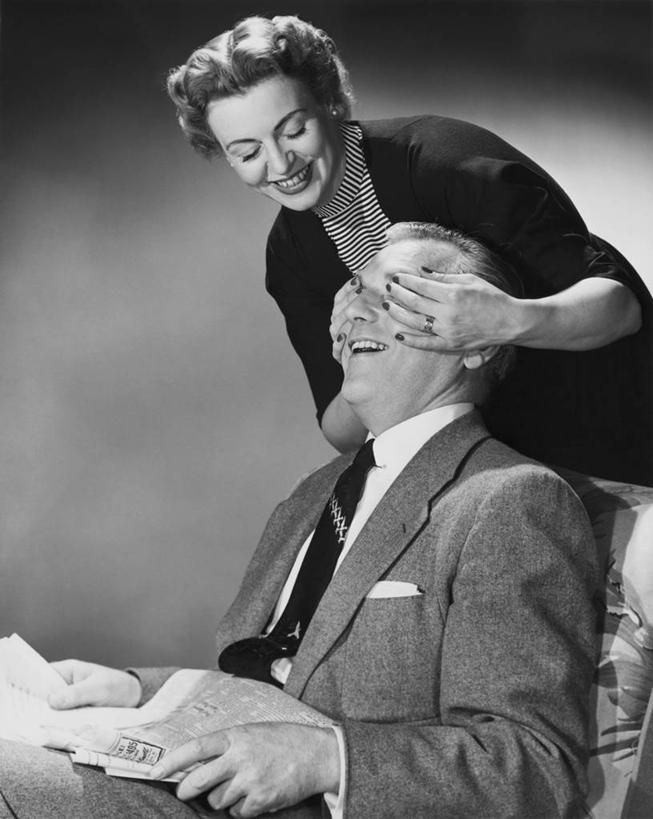 西方人,成年人,中年人,老年人,眼睛,手,头发,两个人,坐,摸,微笑,竖图,黑白,室内,衬衫,快乐,幸福,报纸,欧洲,欧洲人,瞳孔,抚摸,覆盖,弯腰,套装,正装,领带,浪漫,注视,观察,看,调情,遮,遮掩,人体,眼部,摄影,观看,矮,惊奇,察看,掩盖,遮挡,关注,问候,遮盖,掩饰,预测,老年女性,男人,女人,中年男性,中年女性,白种人,眼,触摸,接触,半身,爱,伴侣,短发