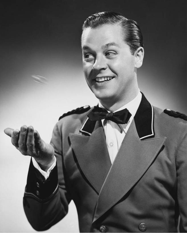 西方人,成年人,一个人,门童,举,微笑,竖图,黑白,室内,特写,制服,快乐,满意,幸福,酒店,欧洲,欧洲人,仅一个男性,仅一个人,正装,领结,半空,仅一个年轻男性,托,服务,人体,摄影,付款,小费,硬币,男人,男性,年轻男性,白种人,年轻人,手臂,举起,举手,举着,扔,向上举,向上伸,向上托,半身