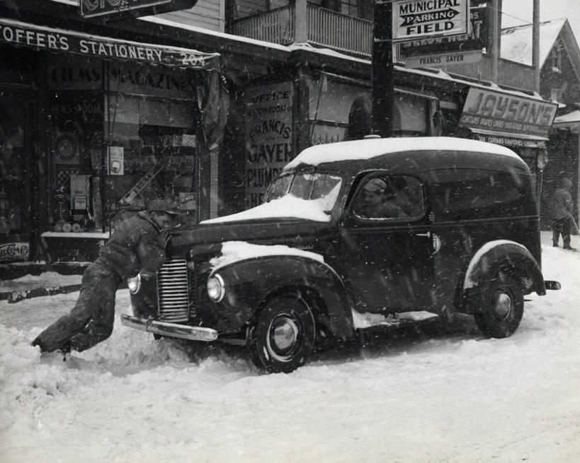成年人,两个人,商店,推,横图,室外,白天,雪,建筑,汽车,美国,牌子,岛,陆地,冬天,下雪,天气,北,现代,招牌,车,自然,交通工具,寒冷,运输,摄影,建造,北美,载具,问题,驾车,交通标志,卡住,长岛,纽约州,男人,彩图,店标