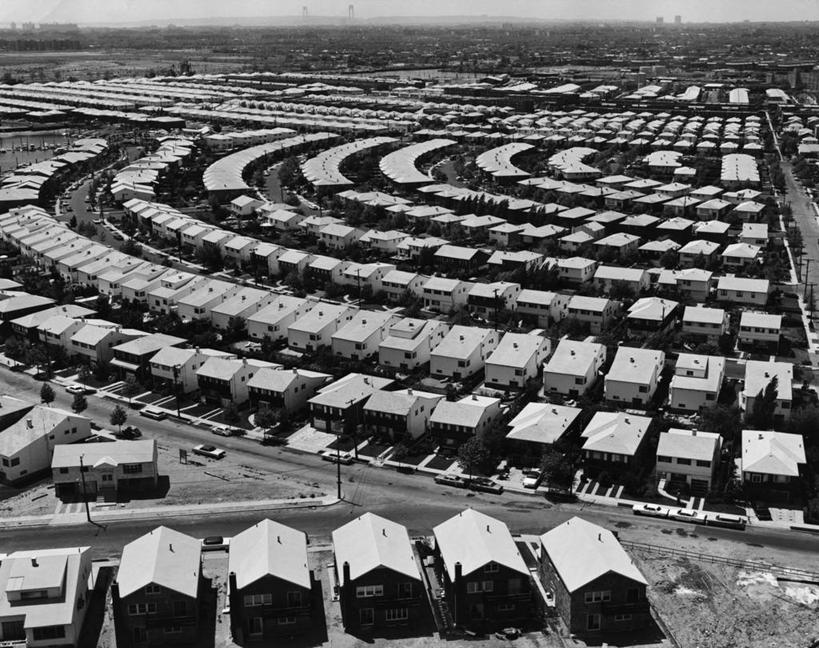 无人,横图,俯视,黑白,室外,白天,度假,美景,城市风光,城市,建筑,街道,路,汽车,美国,一排,整齐,房屋,屋顶,地平线,景观,陆地,高处,辽阔,地面,北,方向,娱乐,现代,车,排列,天空,社区,交通工具,享受,休闲,广阔,景色,放松,运输,角度,摄影,一望无际,北美,住房,队列,载具,延伸,发展,纽约州,天地相交,无边无际,一马平川,皇后区,高角度拍摄,旅行,居住区,房屋建设