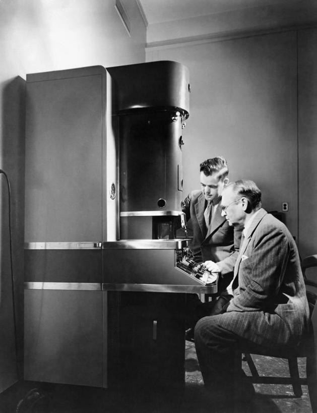 西方人,成年人,中年人,老年人,两个人,科学家,坐,竖图,黑白,室内,团队,科技,椅子,欧洲,欧洲人,套装,正装,研究,科学,职业,工业,摄影,专心,发明,科学实验,物理学,发明家,技能,老年男性,男人,男性,白种人,电子显微镜,名声