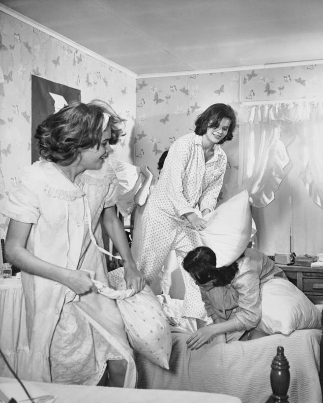 西方人,儿童,少年,头发,一个人,四个人,人群,微笑,竖图,黑白,室内,游戏,幸福,纯洁,窗帘,床,卧室,欧洲,欧洲人,仅一个男性,仅一个年轻女性,仅一个女性,仅一个人,睡衣,服装,玩,娱乐,仅一个年轻男性,小孩,衣服,枕头,休闲,解压,可爱,童年,童趣,人体,摄影,服饰,活动,矮,衣着,穿着,发泄,青春期,消遣,智力,打斗,家居服,缓解,童真,烂漫,无邪,宣泄,寝衣,恶作剧,衣饰,天真,男人,男性,年轻男性,年轻女性,女孩,女人,女性,白种人,孩子,休闲活动,玩耍,嬉戏,枕头大战,短发