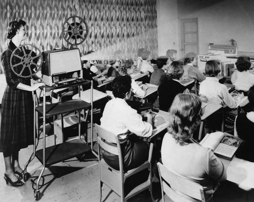 西方人,儿童,少年,成年人,中年人,老年人,一个人,人群,教师,坐,横图,室内,纯洁,技术,椅子,欧洲,欧洲人,仅一个男性,仅一个年轻女性,仅一个女性,仅一个人,学习,许多人,教育,休闲装,设备,书桌,物品,仅一个年轻男性,小孩,背面,打开,教,一群人,教室,可爱,童年,童趣,摄影,巨大,庞大,指导,知识,开启,青春期,投影设备,童真,烂漫,无邪,宏大,硕大,伟大,技能,天真,老年女性,男孩,男人,男性,年轻男性,年轻女性,女孩,女人,女性,中年女性,白种人,孩子,书,半身,彩图,女生