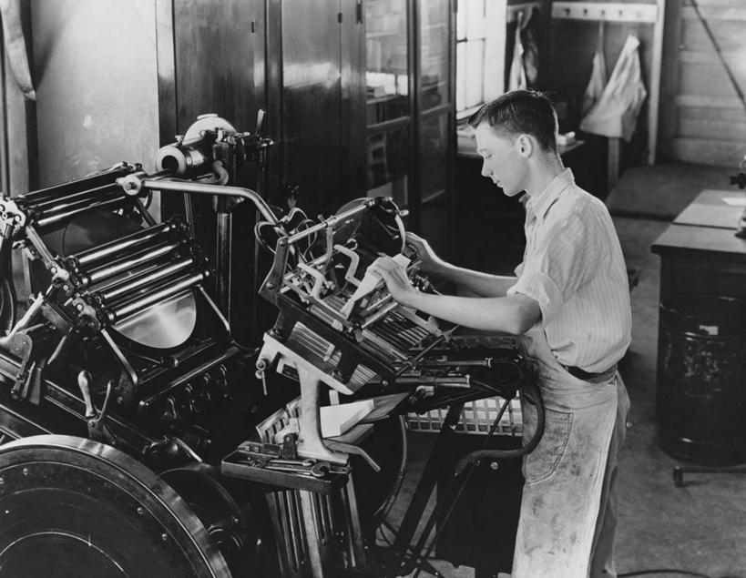 西方人,成年人,一个人,横图,黑白,室外,白天,打印机,欧洲,欧洲人,仅一个男性,仅一个人,围裙,注视,书桌,仅一个年轻男性,观察,看,职业,短袖,工业,摄影,观看,察看,专心,关注,印刷机,男人,男性,年轻男性,白种人,年轻人,工业机械