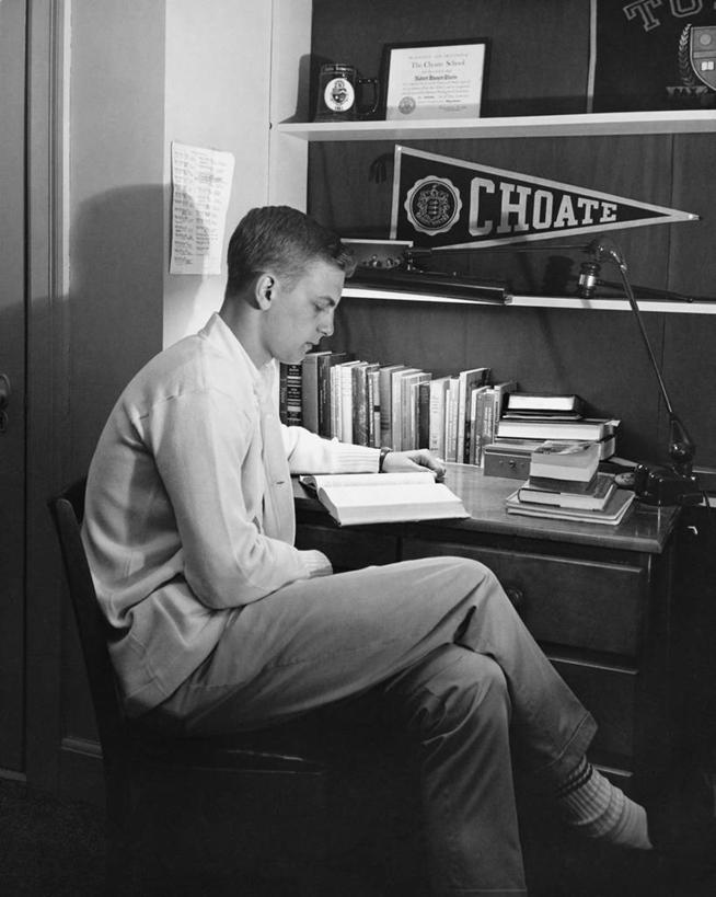 西方人,成年人,腿,一个人,坐,竖图,黑白,室内,书架,椅子,欧洲,欧洲人,仅一个男性,仅一个人,学习,阴影,树荫,教育,二郎腿,休闲装,灯,仅一个年轻男性,灯罩,读书,人体,摄影,专心,知识,男人,男性,年轻男性,白种人,年轻人,书