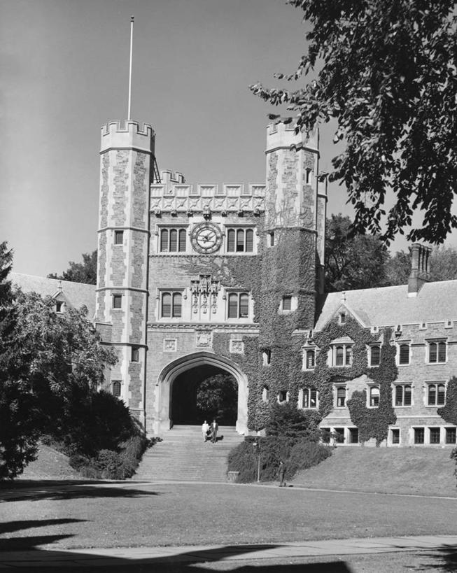 两个人,学校,教学楼,竖图,黑白,室外,白天,草坪,建筑,美国,阴影,拱门,塔,常春藤,教育,现代,校园,台阶,树,天空,教室,摄影,知识,新泽西,普林斯顿,泽西岛,钟,大学,教学大楼