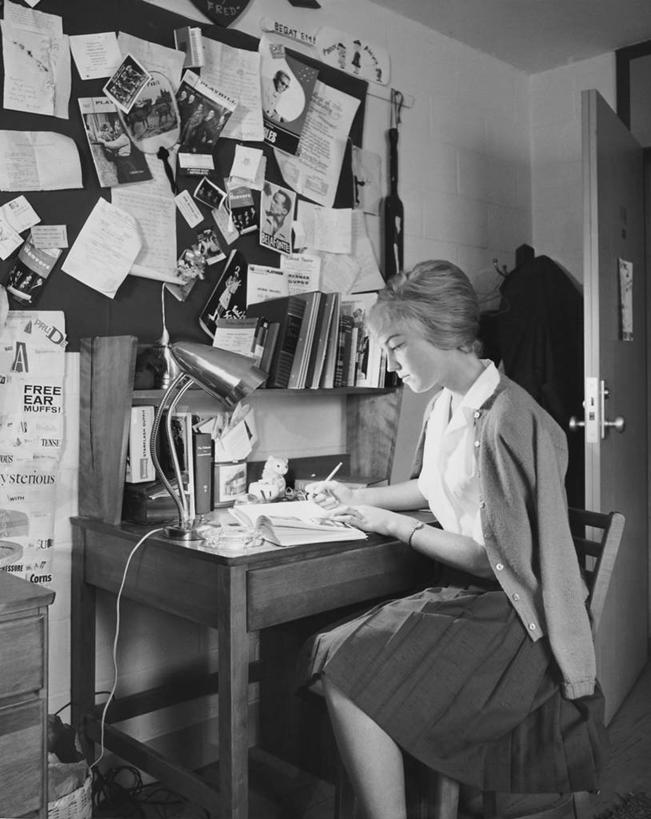 西方人,一个人,坐,竖图,黑白,室内,裙子,门,桌子,椅子,欧洲,欧洲人,写,学习,告示牌,纸,教育,注视,书桌,水笔,灯,笔记本,观察,看,摄影,观看,察看,专心,知识,关注,女性,白种人,年轻人,大学生,书,大学,短发