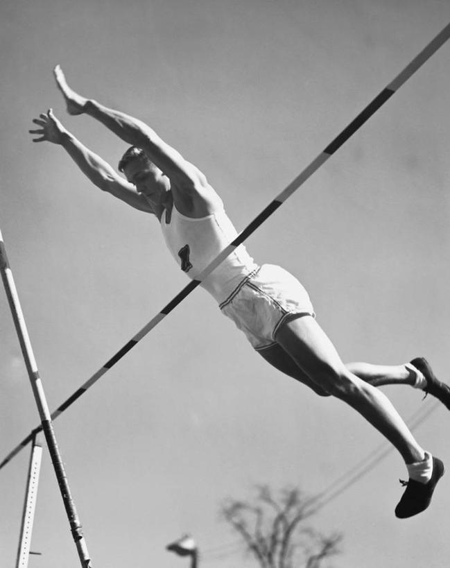 成年人,一个人,运动员,跳,举,竖图,黑白,室外,白天,仰视,运动服,锻炼,快乐,成功,比赛,运动,竞争,仅一个男性,仅一个人,短裤,竞技运动,半空,娱乐,仅一个年轻男性,天空,托,休闲,力量,摄影,专心,体育运动,决心,田径运动员,渴望,勇气,技能,体育,撑杆跳,男人,男性,年轻男性,年轻人,体育运动员,运动选手,举起,举手,举着,向上举,向上伸,向上托,低角度拍摄,健身