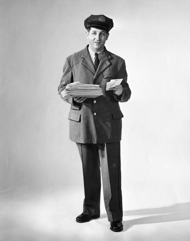 西方人,成年人,中年人,老年人,一个人,邮递员,微笑,竖图,黑白,室内,制服,通讯,幸福,欧洲,欧洲人,仅一个男性,阴影,邮件,服务,通信,摄影,肖像,责任,信函,老年男性,中年男性,白种人,邮差,邮局工作人员,邮局职工,邮务员,邮政人员,邮政事务员