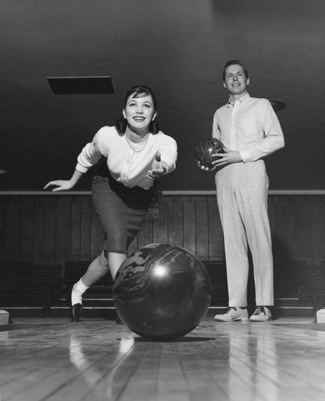 西方人,成年人,头发,两个人,夫妻,举,微笑,竖图,黑白,室内,仰视,衬衫,裙子,运动鞋,爱情,幸福,运动,保龄球,鞋子,欧洲,欧洲人,伸展,弯腰,服装,裤子,反射,光线,褐色,保龄球馆,保龄球球瓶,光芒,浪漫,俯身,休闲装,设备,球道,球,物品,衣服,托,表,恩爱,平衡,翻滚,伸手,约会,人体,恋人,角度,摄影,服饰,活动,矮,动作,享乐,敏捷,衣着,穿着,体育器械,努力,球馆,挑战,保龄球道,衣饰,技能,异性恋,男人,年轻男性,年轻女性,女人,白种人,年轻人,手臂,夫妇,情侣,休闲活动,举起,举手,举着,扔,向上举,向上伸,向上托,张开手臂,低角度拍摄,保龄球鞋,伴侣,短发