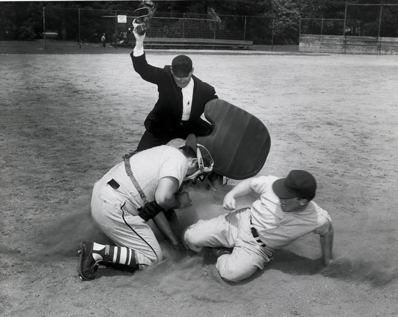 西方人,成年人,中年人,老年人,手,三个人,人群,同事,运动员,棒球运动员,运动场,蹲,举,横图,室外,白天,成功,运动,合作,团队,集体,信心,竞争,棒球,欧洲,欧洲人,裁判,垒,滑,棒球场,棒球帽,球场,竞技运动,接球手,注视,场地,队伍,观察,看,手势,托,鸭舌帽,决定,力量,伸手,人体,摄影,观看,护胸,察看,领导,住房,成就,关注,棒球服,决心,合伙,领袖,挑战,技能,老年男性,男人,年轻男性,白种人,年轻人,体育运动员,运动选手,跪着,举起,举手,举着,向上举,向上伸,向上托,彩图,本垒,打手势