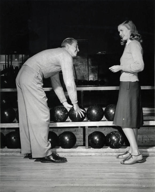 西方人,成年人,头发,两个人,夫妻,微笑,竖图,黑白,室内,毛衣,裙子,运动鞋,爱情,幸福,运动,采摘,保龄球,鞋子,欧洲,欧洲人,弯腰,服装,裤子,支架,褐色,保龄球馆,保龄球球瓶,浪漫,俯身,拿着,休闲装,设备,球道,球,物品,衣服,面对面,金色,恩爱,决定,约会,恋人,摄影,服饰,活动,矮,动作,享乐,挑选,衣着,穿着,体育器械,选择,球馆,保龄球道,衣饰,异性恋,男人,年轻男性,年轻女性,女人,白种人,年轻人,夫妇,情侣,休闲活动,彩图,保龄球鞋,伴侣,短发